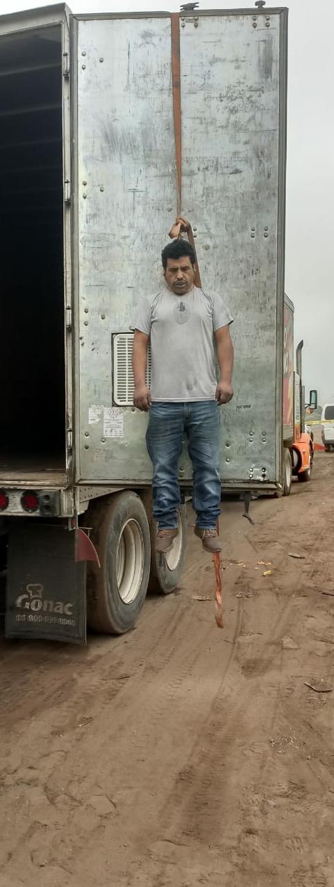 Hallan colgado al chófer de un trailer en la parte trasera de su unidad