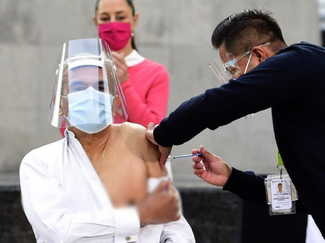 Sheinbaum atestigua la aplicación de la primera vacuna contra Covid-19 a personal médico