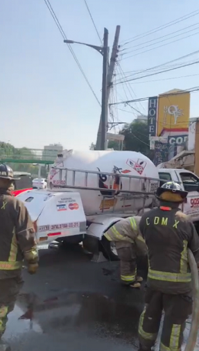 Pipa de gas LP choca contra una bodega