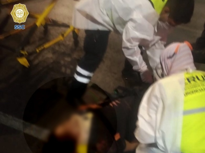 Se arroja de un puente peatonal y es atropellado por una camioneta