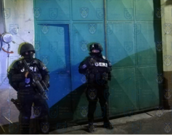 Agentes de la FGJ realizan cateo en un inmueble de la GAM y detienen a 11