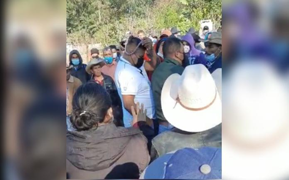 Por poco pobladores de Sola Vega, Oax., ahorcan al Alcalde por corrupción