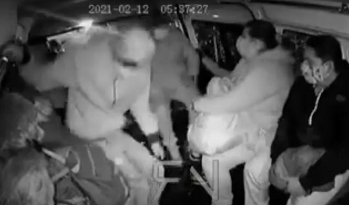 Asaltan a pasajeras en una combi en Naucalpan