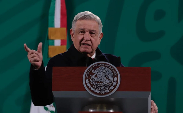 Pemex le vende combustóleo barato a la CFE para resolver apagones: AMLO