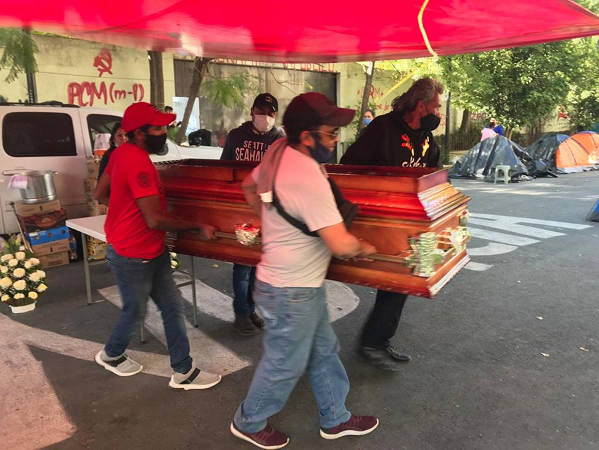 Se manifiestan ante Segob con un cadáver dentro de un ataúd