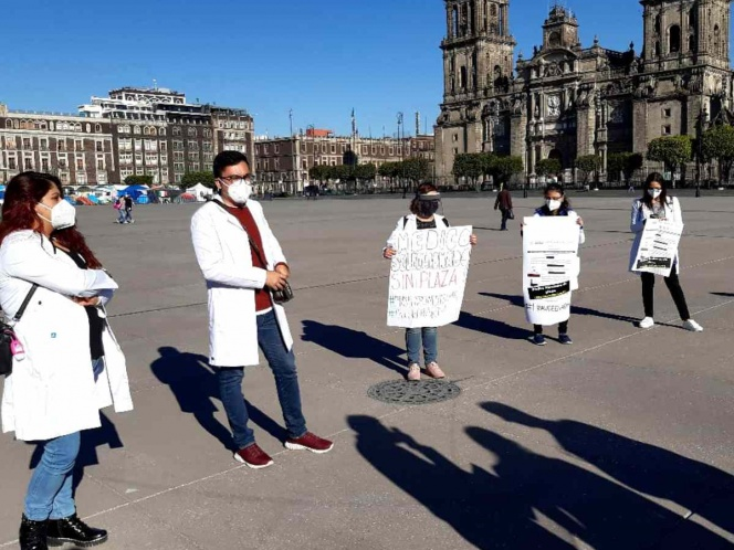 Protestan médicos en el Zócalo por enviarlos a Cuba