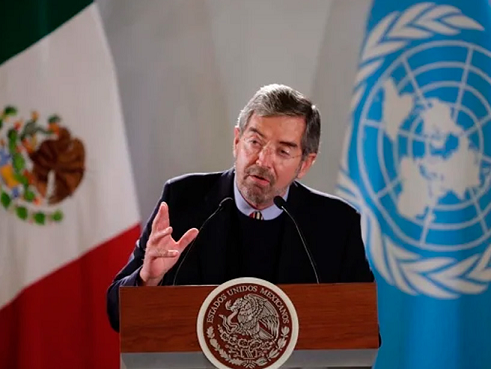 El representante permanente de México ante la ONU, el embajador Juan Ramón de la Fuente, aseguró que las Naci ones Unidas deben trabajar con atención en la eliminación de estereotipos de género y masculinidades, con el fin de p revenir el terrorismo y extremismo violento en las naciones. Ante representantes de 30 delegaciones de distintas regione s del mundo y estados miembros de la ONU, el embajador mexicano resaltó que actualmente esta estrategia no ha sido inco rporada por la organización, por lo que es relevante priorizarla para desaparecer “masculinidades tóxicas y desigual dad de género”. “La importancia de incorporar los estereotipos de género y en particular las, masculinidades, en l a agenda preventivo de las Naciones Unidas, respecto de la radicalización, el extremismo violento y el terrorismo”, d estacó en una Reunión del Consejo de Seguridad. En tanto, aseguró que, con esta propuesta, y con la ejecución de la  agenda Mujer, Paz y Seguridad, así co