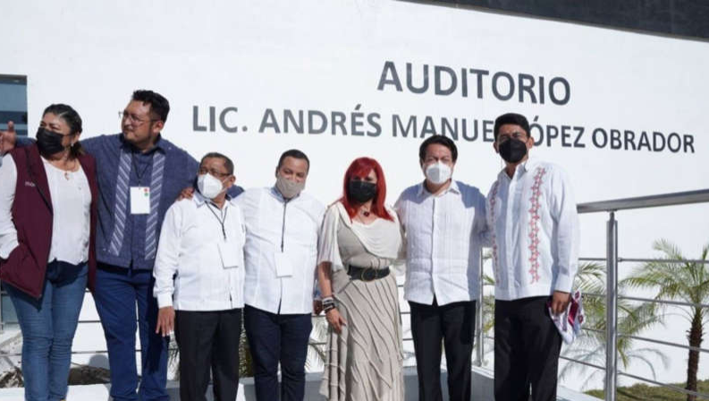 Usan el nombre AMLO para inaugurar un auditorio en Campeche