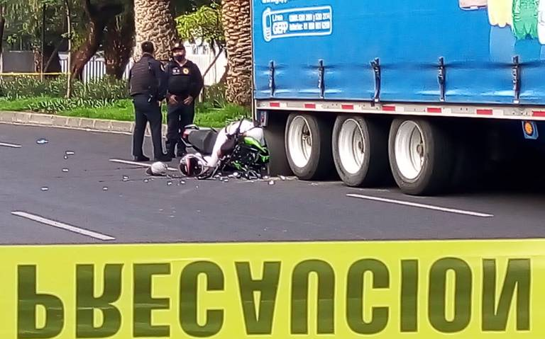 Fallece motociclista al chocar su vehículo contra un tráiler