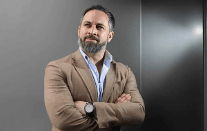 Vox critica a AMLO por proteger a narcos y a abrazar a tiranos
