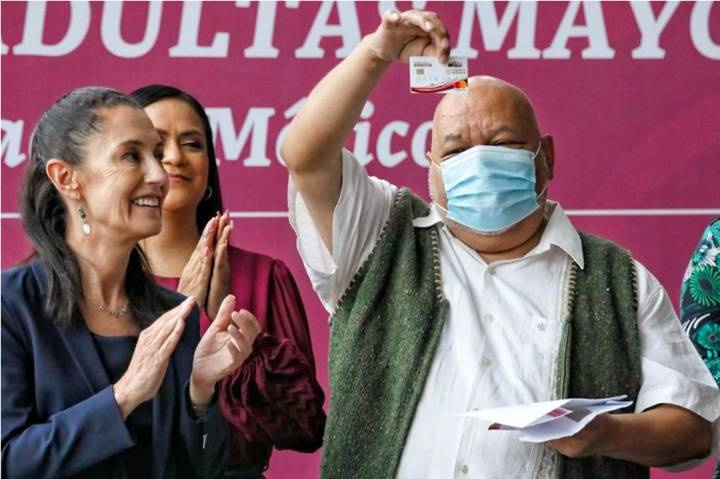 Gobierno de la CDMX inicia la entrega de tarjetas de 65 y más