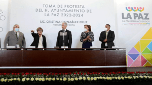 Alfredo Del Mazo toma protesta a la nueva presidenta municipal de La Paz
