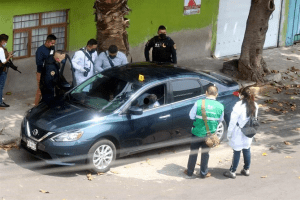 Ejecutan a sujeto de seis balazos dentro de su auto en Álvaro Obregón