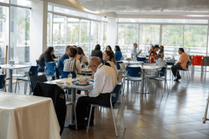Empresa de alimentos aumenta sus ganancias con la crisis migratoria