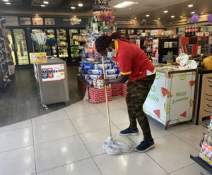 Haitianos inician trabajando en tiendas Oxxo en Monterrey