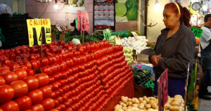 Acuden amas de casa a los centros de abasto para preparar la cena de Fin de Año