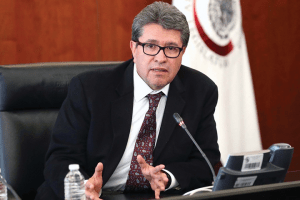 No me preocupan las encuestas ni las vivas a Ebrard y Sheinbaum: Monreal