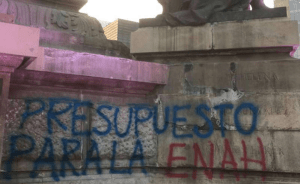 INAH califica de vandalismo, pintas de estudiantes en el Ángel de la Independencia