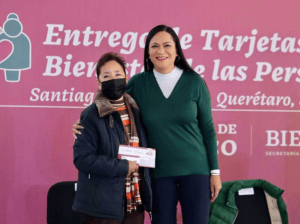 Montiel Reyes entrega tarjetas del bienestar a personas de la tercera edad en Veracruz y Querétaro