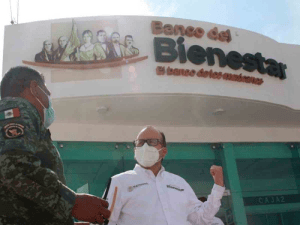 Director de bancos del Bienestar supervisa sucursales