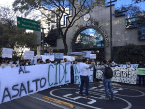 Alumnos y profesores protestan en el Conacyt, mientras se discute la Reforma del CIDE