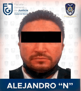 Detienen a ex funcionario público por corrupción de menores