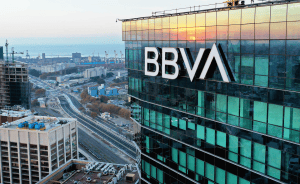 Clientes de BBVA se quejan por cobros de membresía
