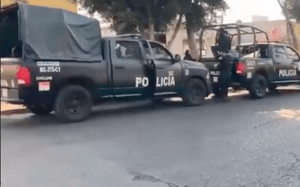 Se desata riña entre policías y vecinos de la Peñón de los Baños