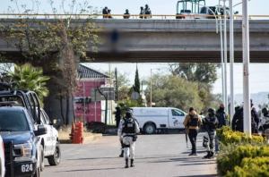 Cuelgan en Zacatecas a dos personas de un puente de la carretera federal 45
