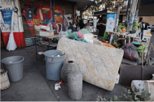 Desalojan a una familia en forma violenta de un edificio en la Roma