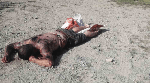 Abandonan cadáver de un sujeto a las orillas de un canal en Chalco