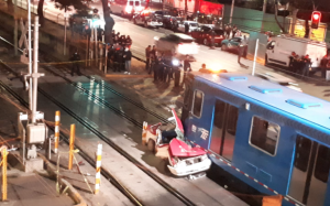 Fallece mujer prensa al chocar taxi con el tren ligero