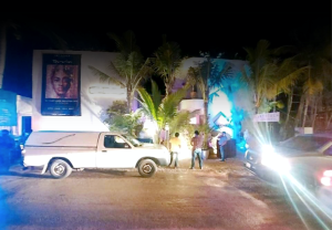 Ejecutan a dos sujetos en el interior de un restaurante en Tulum
