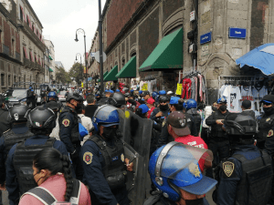 Elementos de la SSC despojan a vendedores del Centro Histórico de sus mercancías