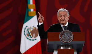 Acusa AMLO a adversarios de comprar equipo millonario para espiarlo
