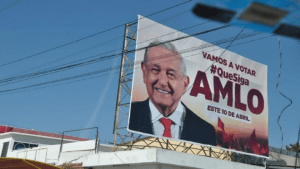 INE inicia investigación acerca de espectaculares en favor de AMLO