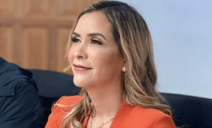 Juez protege a la esposa de “El Bronco” para no ser arrestada