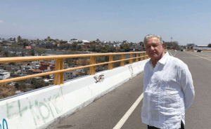 AMLO analiza la construcción de dos mil viviendas y dar utilidad al puente de Apatlaco