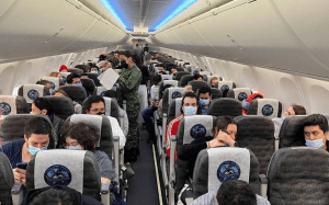 Despega avión con mexicanos a bordos desde Rumania