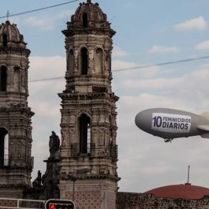 Dirigible surca el cielo de la Cdmx en protesta por feminicidios