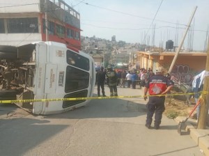20 lesionados deja accidente de microbús en los Reyes la Paz