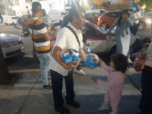 Comerciantes del Centro Histórico entregan juguetes por el Día del Niño
