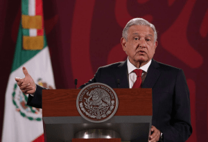 AMLO le pide al gobernador de Texas bajarle una rayita a su exigencia