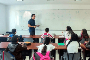 AMLO promete a celebrar a los maestros en su día con un aumento de sueldo