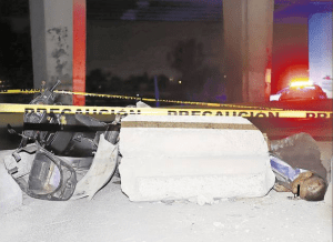Derrapa motociclista y fallece al impactarse con un puente en Ecatepec