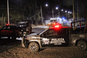 Comando armado asesina a once personas e incendia un motel y un bar en Celaya