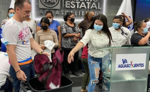 Renuncian 300 activistas de Morena y se suman al PAN