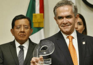 La Barriada/Martín Aguilar/Todo cae por su propio peso