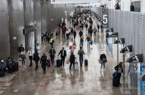 Preparan decreto para disminuir operaciones en el AICM y pasárselos al AIFA