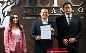 Esteban Villegas recibe constancia de mayoría como el próximo gobernador de Durango